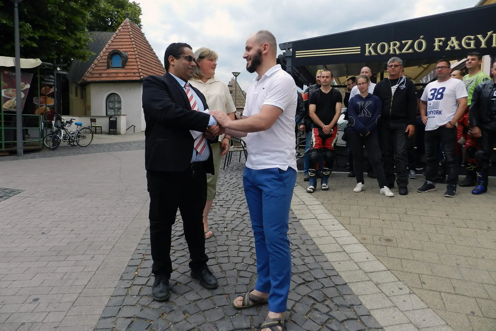 Motoros adományátadás a Korzónál